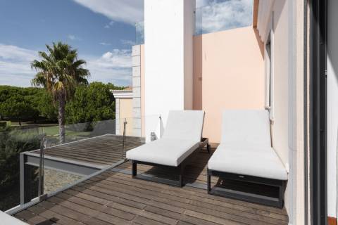 Luxuosa moradia geminada duplex com piscina privada em Vale do Lobo