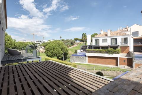 Luxuosa moradia geminada duplex com piscina privada em Vale do Lobo