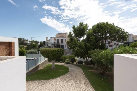 Luxuosa moradia geminada duplex com piscina privada em Vale do Lobo