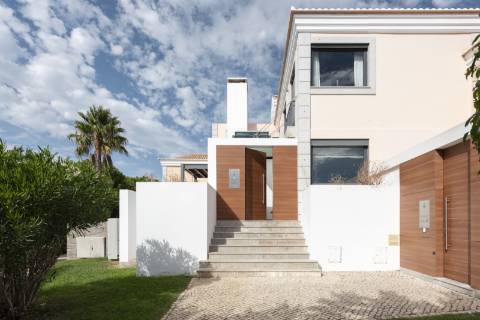 Luxuosa moradia geminada duplex com piscina privada em Vale do Lobo