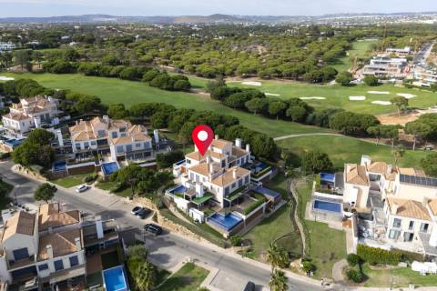 Luxuosa moradia geminada duplex com piscina privada em Vale do Lobo