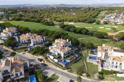 Luxuosa moradia geminada duplex com piscina privada em Vale do Lobo