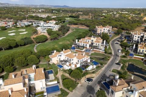Luxuosa moradia geminada duplex com piscina privada em Vale do Lobo