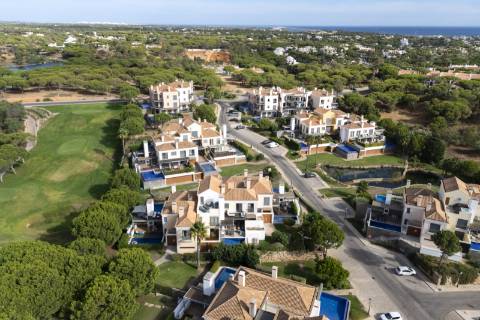 Luxuosa moradia geminada duplex com piscina privada em Vale do Lobo