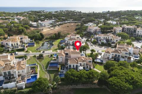 Luxuosa moradia geminada duplex com piscina privada em Vale do Lobo