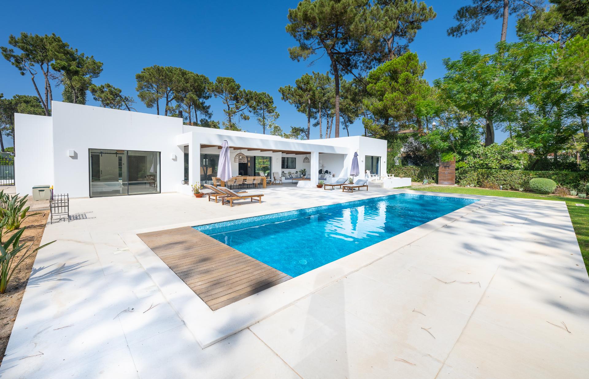 Deslumbrante Moradia Contemporânea com Grande Jardim e Piscina - Vilamoura