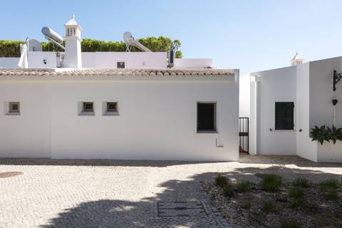 Fantástica Moradia T3 Renovada - A Apenas Minutos da Praia e Praça, Vale do Lobo