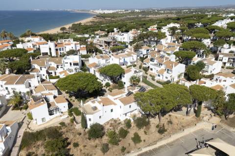 Fantástica Moradia T3 Renovada - A Apenas Minutos da Praia e Praça, Vale do Lobo