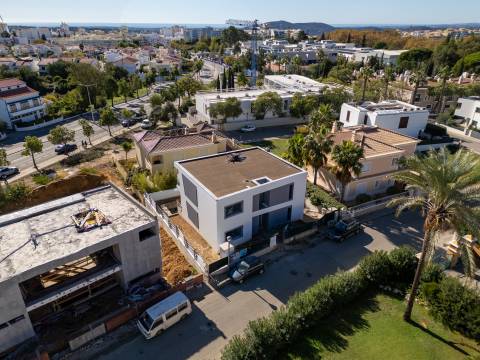 Moradia Contemporânea em fase final de construção - Loulé