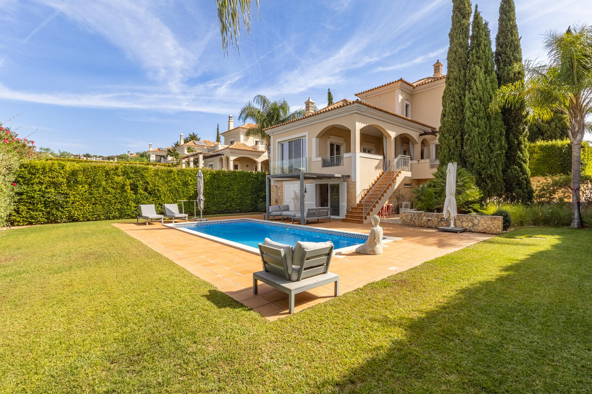 Elegante Moradia T4 com Piscina Privada e Jardim no The Crest, Almancil