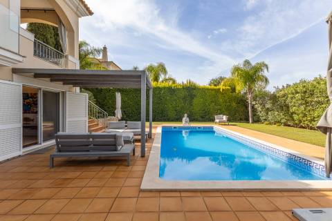 Elegante Moradia T4 com Piscina Privada e Jardim no The Crest, Almancil