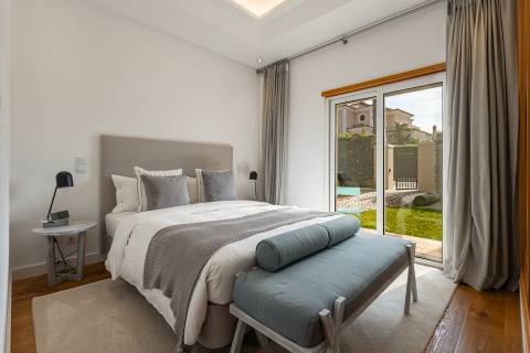 Elegante Moradia T4 com Piscina Privada e Jardim no The Crest, Almancil