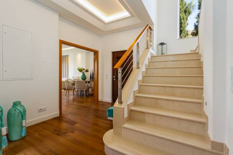 Elegante Moradia T4 com Piscina Privada e Jardim no The Crest, Almancil