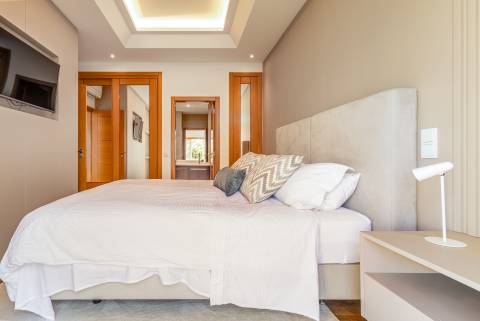 Elegante Moradia T4 com Piscina Privada e Jardim no The Crest, Almancil