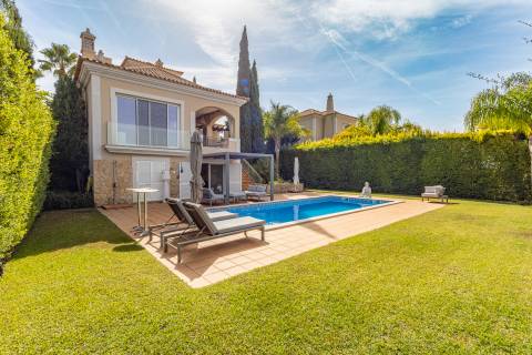 Elegante Moradia T4 com Piscina Privada e Jardim no The Crest, Almancil