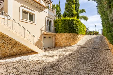 Elegante Moradia T4 com Piscina Privada e Jardim no The Crest, Almancil