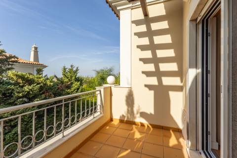 Elegante Moradia T4 com Piscina Privada e Jardim no The Crest, Almancil