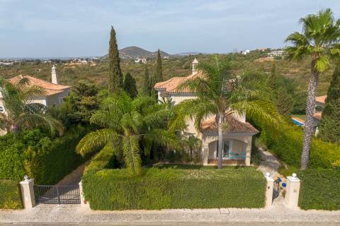 Elegante Moradia T4 com Piscina Privada e Jardim no The Crest, Almancil