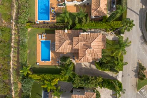 Elegante Moradia T4 com Piscina Privada e Jardim no The Crest, Almancil