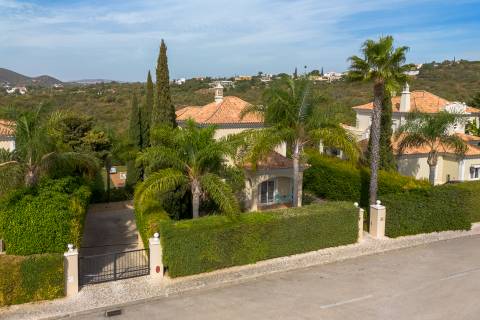 Elegante Moradia T4 com Piscina Privada e Jardim no The Crest, Almancil