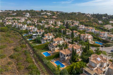 Elegante Moradia T4 com Piscina Privada e Jardim no The Crest, Almancil