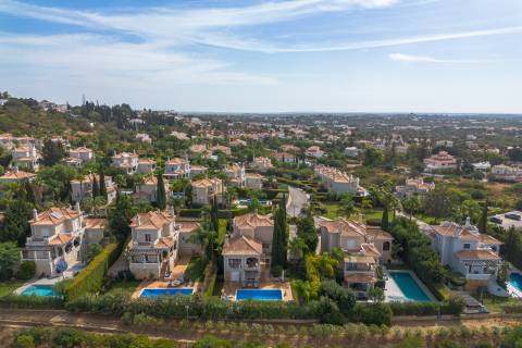 Elegante Moradia T4 com Piscina Privada e Jardim no The Crest, Almancil