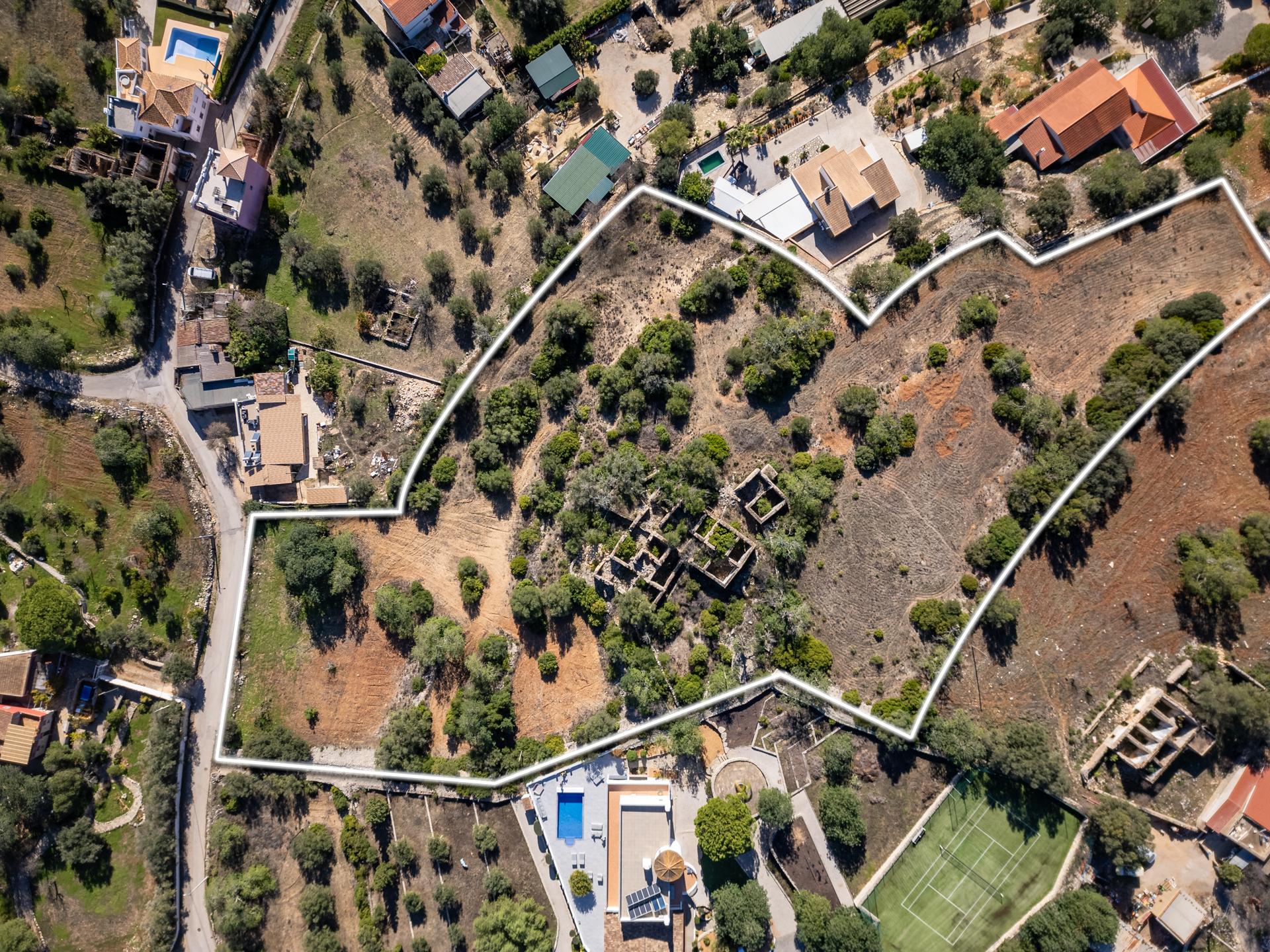 Terreno com ruína - Santa Barbara de Nexe