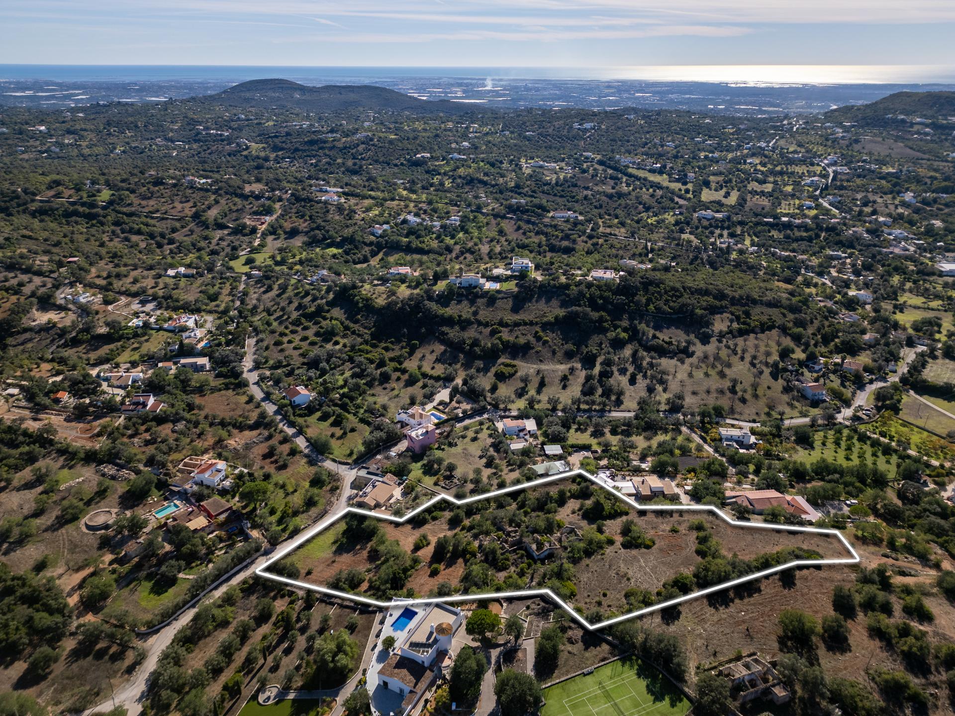 Terreno com ruína - Santa Barbara de Nexe