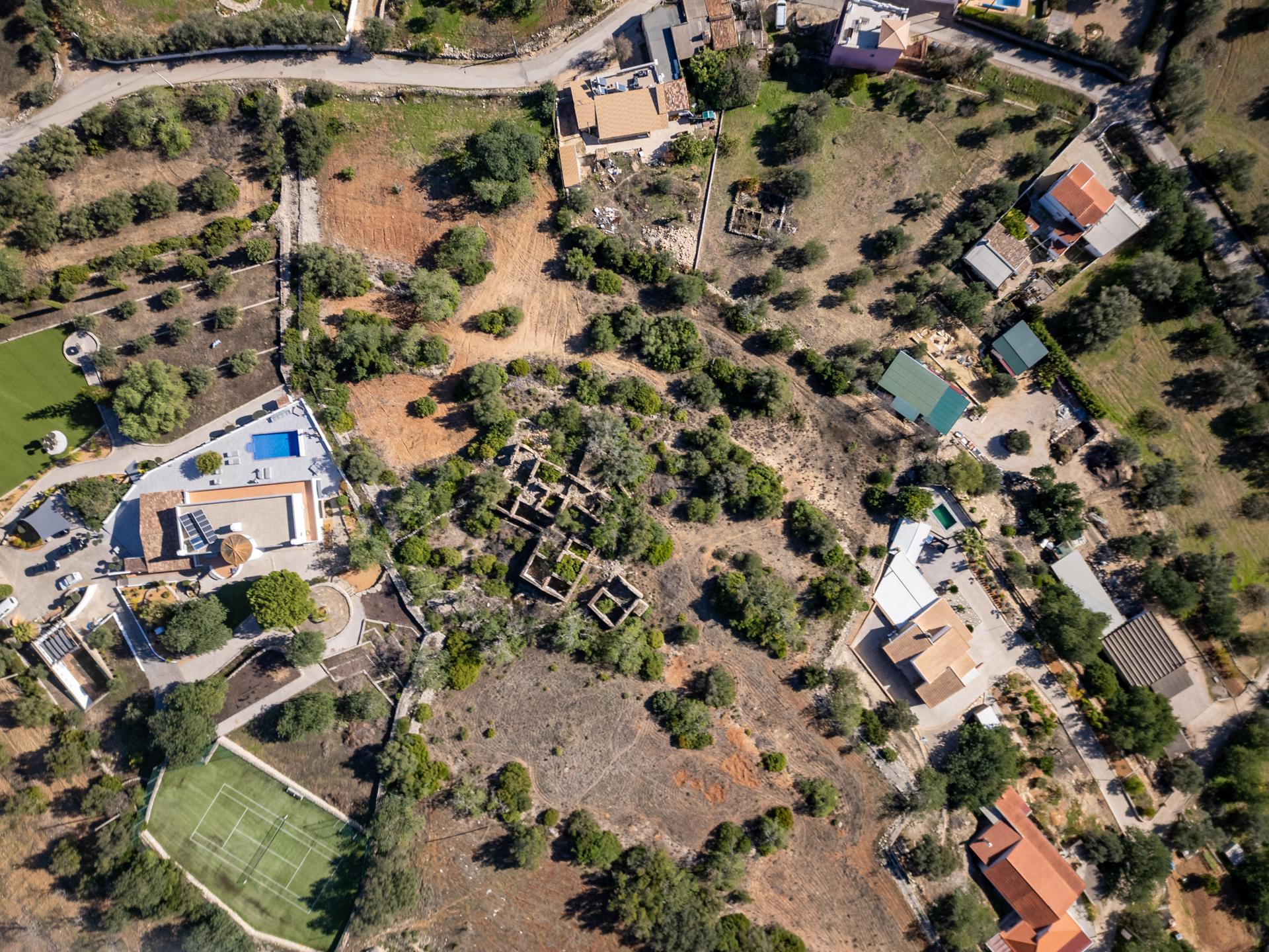 Terreno com ruína - Santa Barbara de Nexe