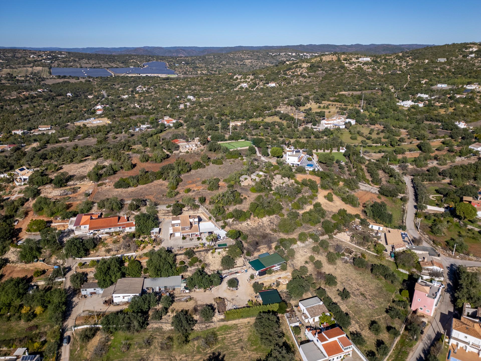 Terreno com ruína - Santa Barbara de Nexe