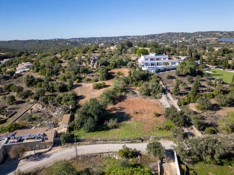 Terreno com ruína - Santa Barbara de Nexe