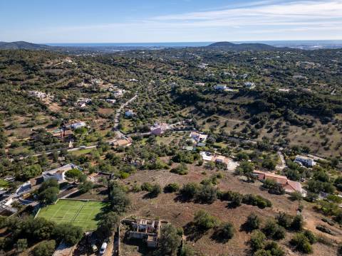 Terreno com ruína - Santa Barbara de Nexe