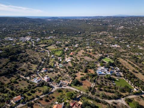 Terreno com ruína - Santa Barbara de Nexe