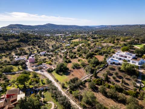 Terreno com ruína - Santa Barbara de Nexe