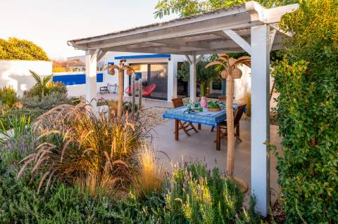 Quinta renovada com muito bom gosto à alguns passos da praia