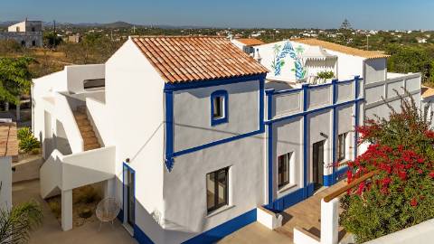 Quinta renovada com muito bom gosto à alguns passos da praia