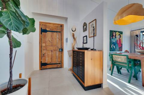 Quinta renovada com muito bom gosto à alguns passos da praia