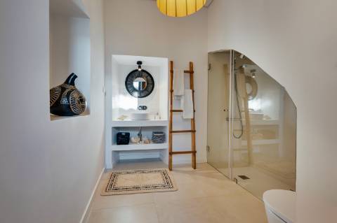 Quinta renovada com muito bom gosto à alguns passos da praia