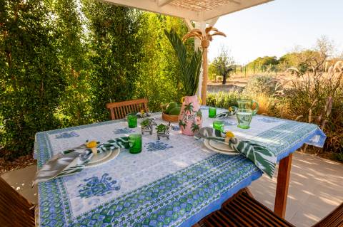 Quinta renovada com muito bom gosto à alguns passos da praia