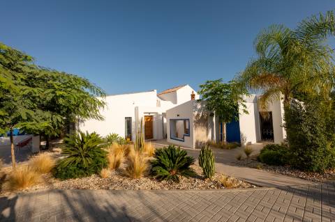 Quinta renovada com muito bom gosto à alguns passos da praia