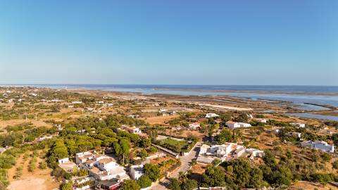 Quinta renovada com muito bom gosto à alguns passos da praia
