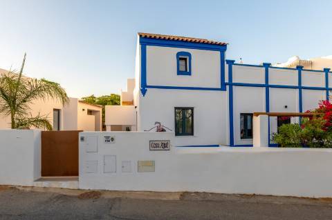 Quinta renovada com muito bom gosto à alguns passos da praia