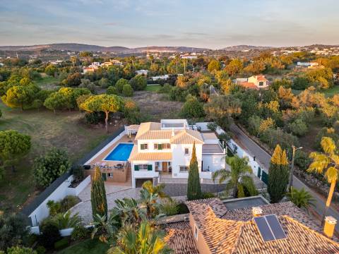 Moradia V3+1 com piscina privada, localização privilegiada - Vilamoura