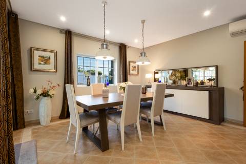 Moradia V3+1 com piscina privada, localização privilegiada - Vilamoura