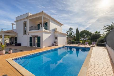Moradia V3+1 com piscina privada, localização privilegiada - Vilamoura
