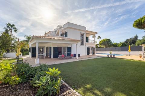 Moradia V3+1 com piscina privada, localização privilegiada - Vilamoura