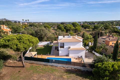Moradia V3+1 com piscina privada, localização privilegiada - Vilamoura