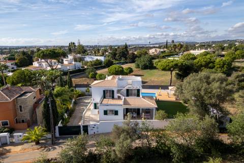 Moradia V3+1 com piscina privada, localização privilegiada - Vilamoura