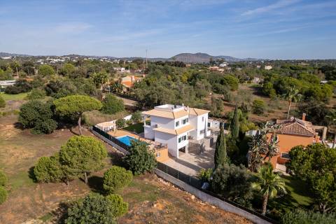 Moradia V3+1 com piscina privada, localização privilegiada - Vilamoura