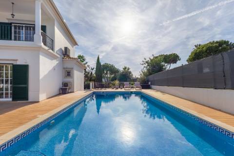 Moradia V3+1 com piscina privada, localização privilegiada - Vilamoura